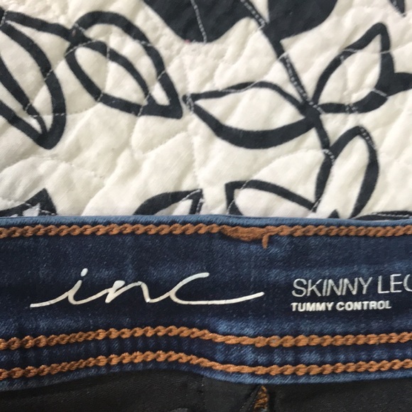 Ladies size 14 skinny leg tummy control jeans by Inc. Great condition - Picture 4 of 7